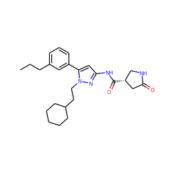 CCCc1cccc(-c2cc(NC(=O)[C@@H]3CNC(=O)C3)nn2CCC2CCCCC2)c1 ZINC000169707051