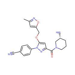 Cc1cc(COc2cc(C(=O)N3CCC[C@@H](N)C3)nn2-c2ccc(C#N)cc2)on1 ZINC001772583751