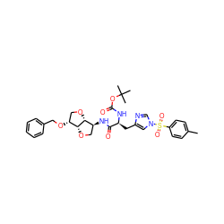 Cc1ccc(S(=O)(=O)n2cnc(C[C@H](NC(=O)OC(C)(C)C)C(=O)N[C@H]3CO[C@@H]4[C@H](OCc5ccccc5)CO[C@H]34)c2)cc1 ZINC000103254067